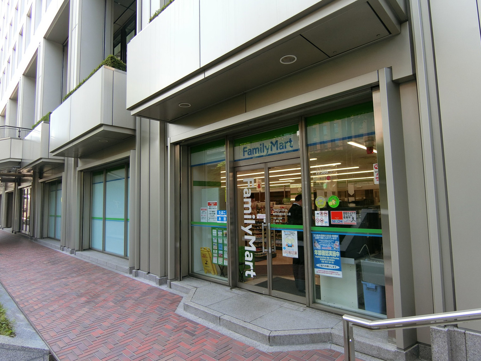 地下1階のファミリーマート内幸町富国生命ビル店