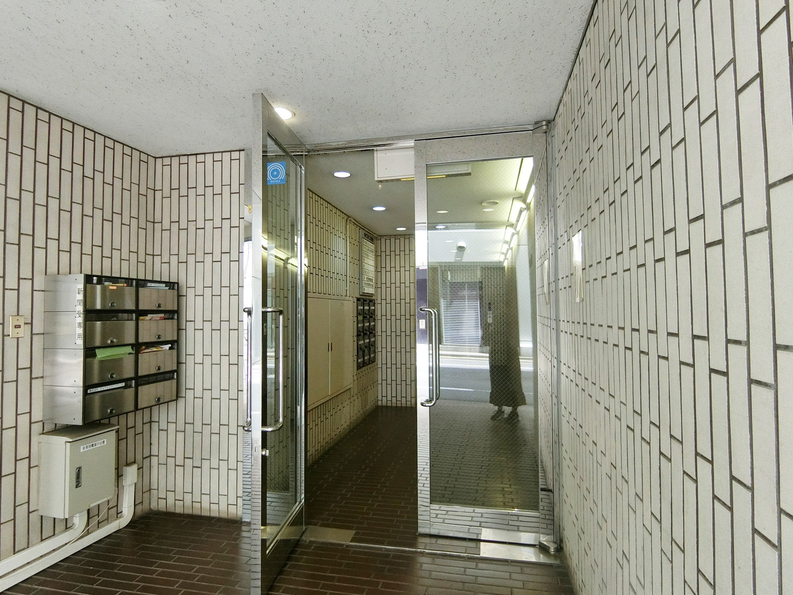 オフィスビル出入口