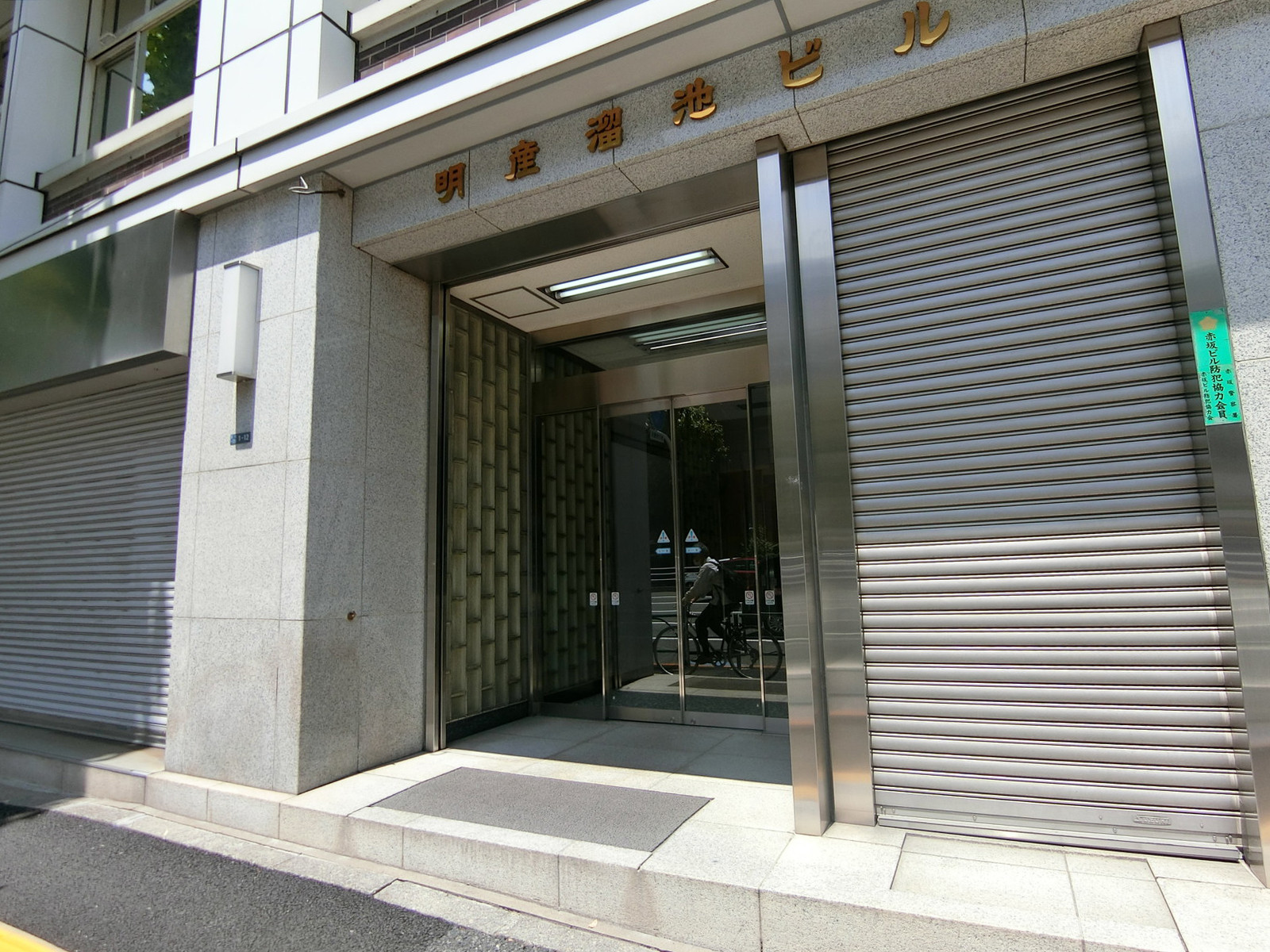 オフィスビル出入口