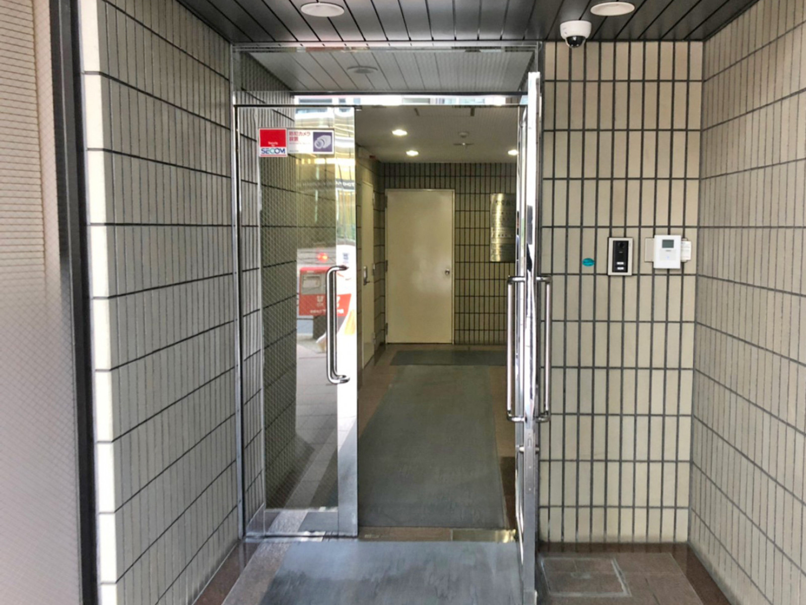 オフィスビル出入口