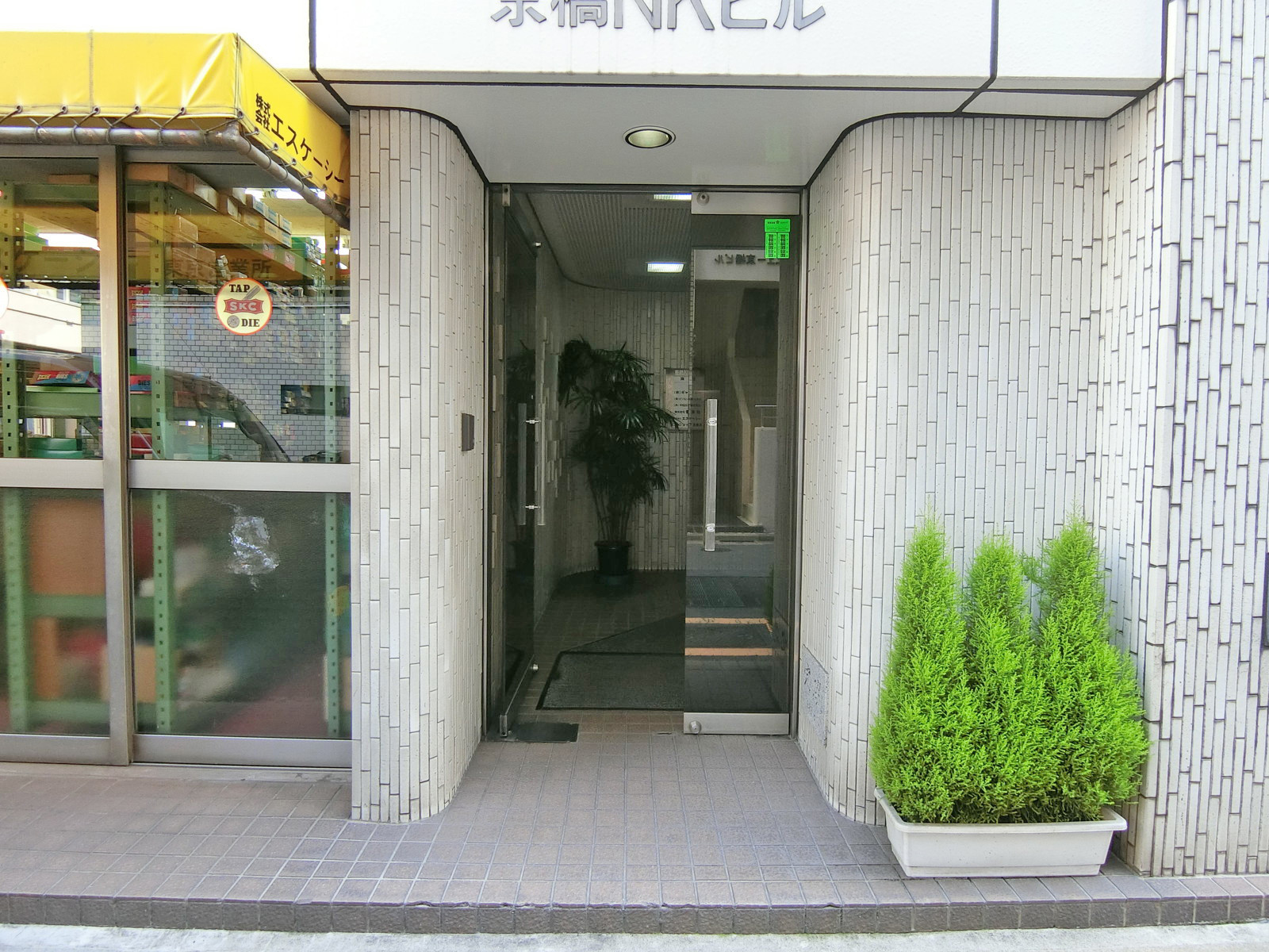 オフィス出入口