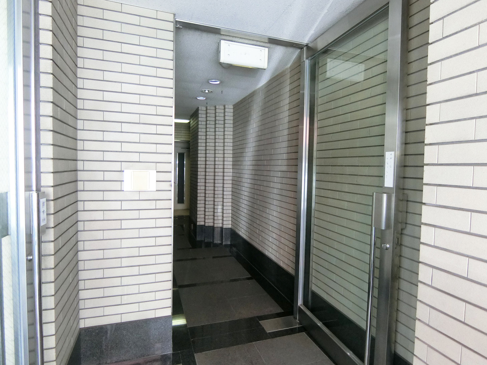 オフィスビル出入口