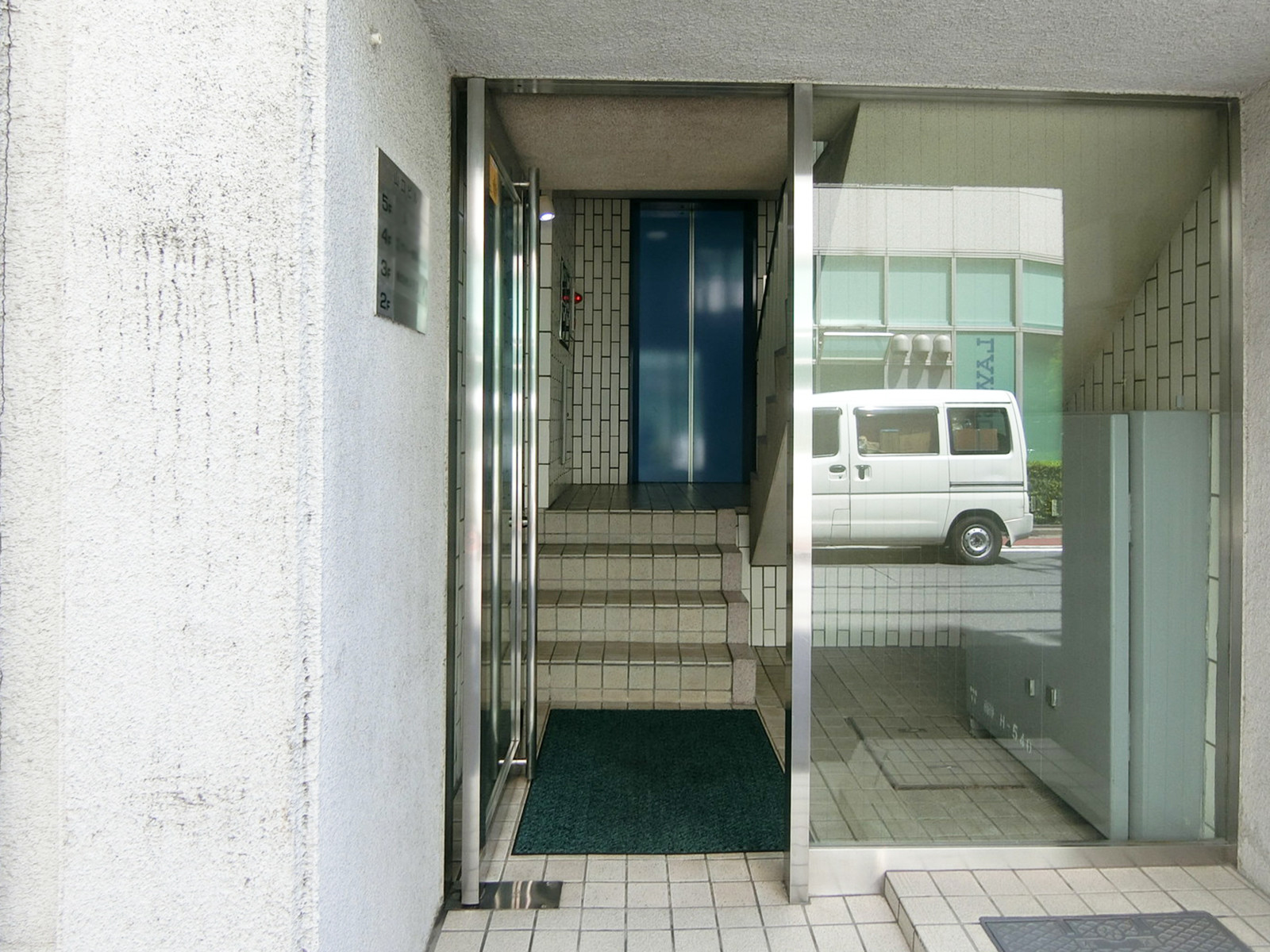 オフィスビル出入口