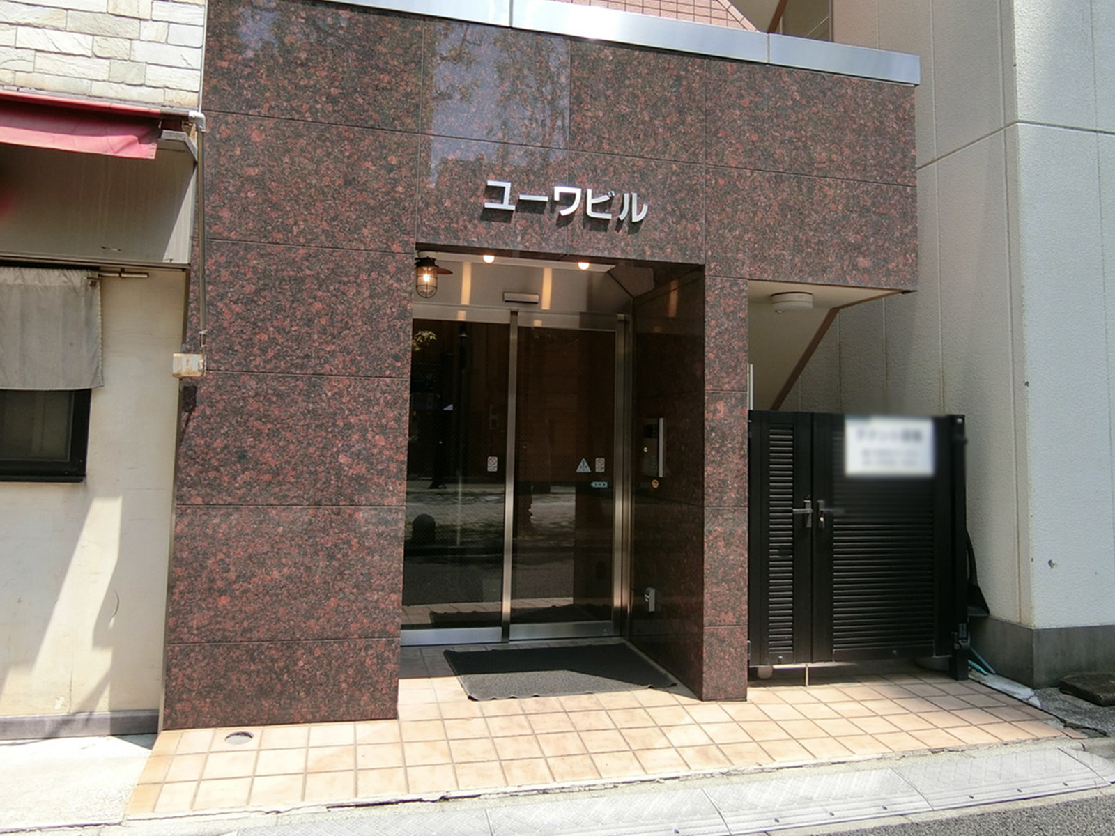 オフィスビル出入口