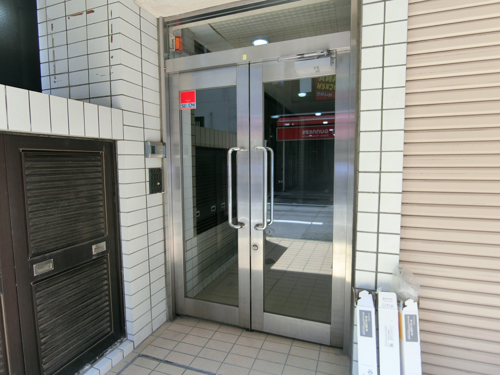 オフィスビル出入口