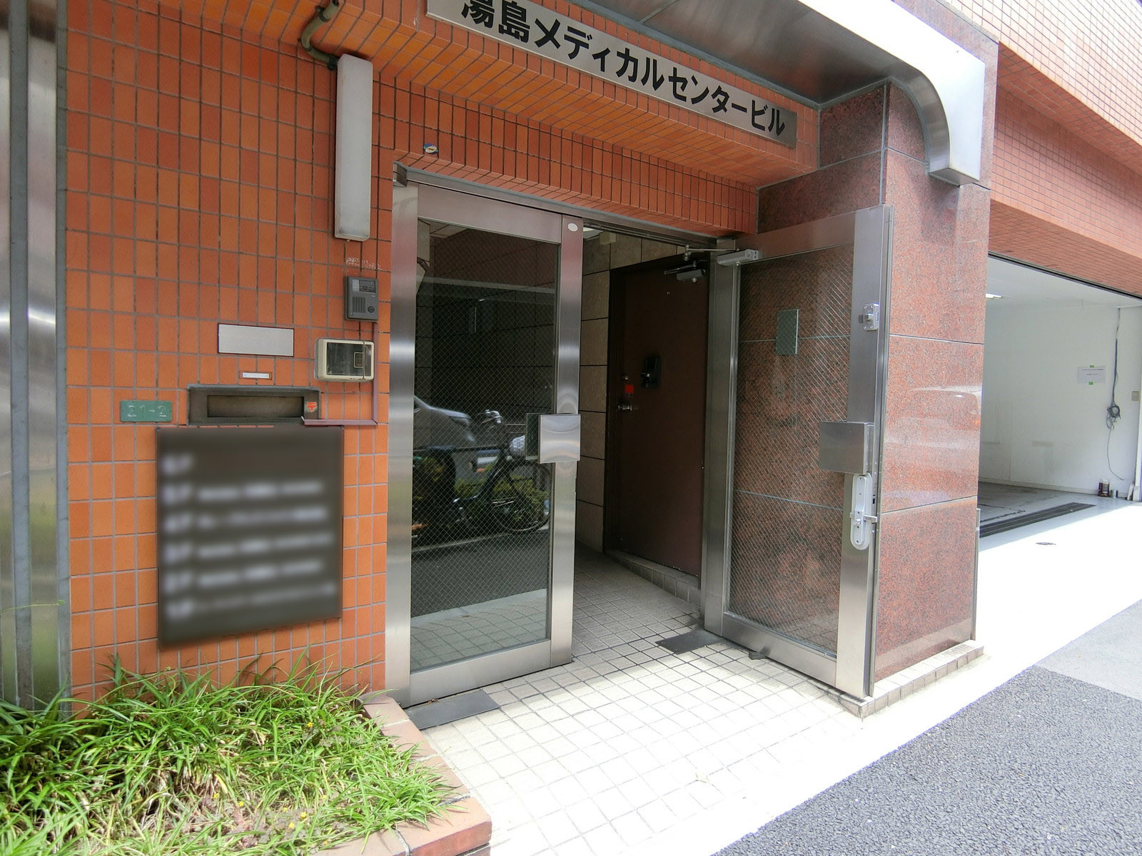 オフィスビル出入り口
