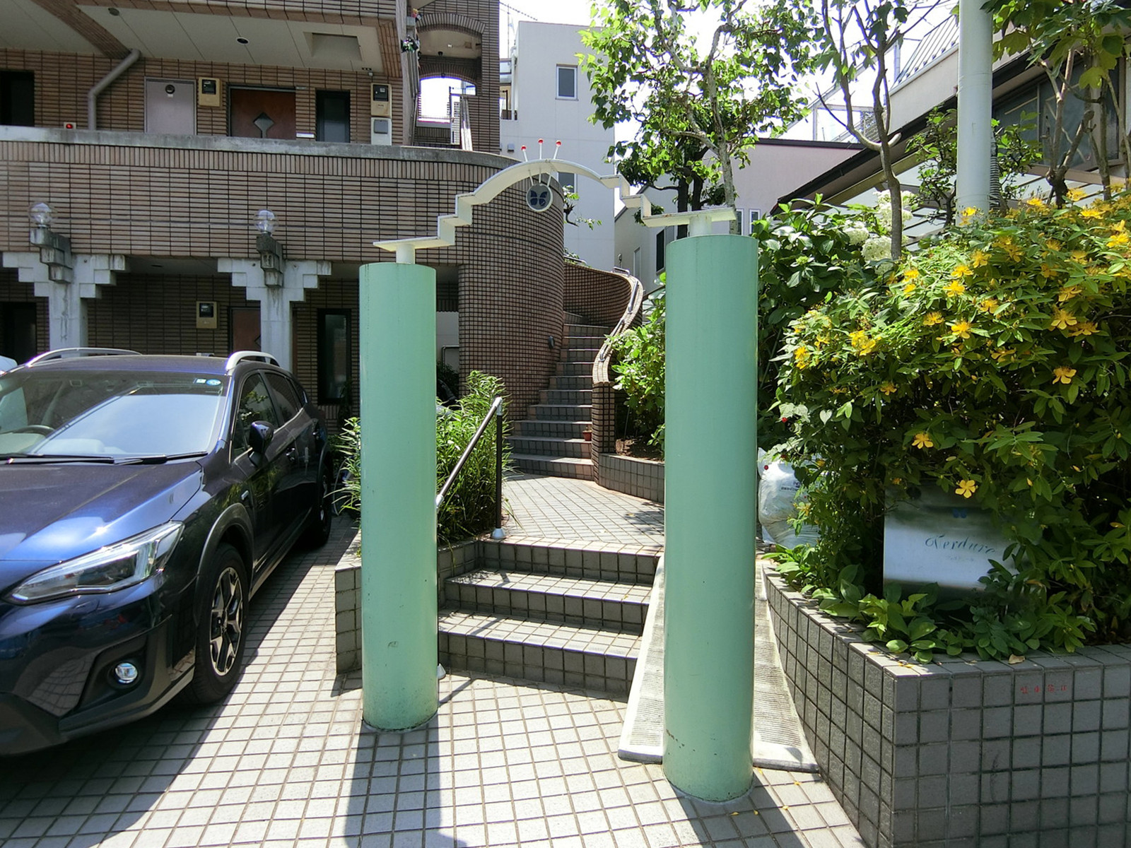 オフィスビル出入口