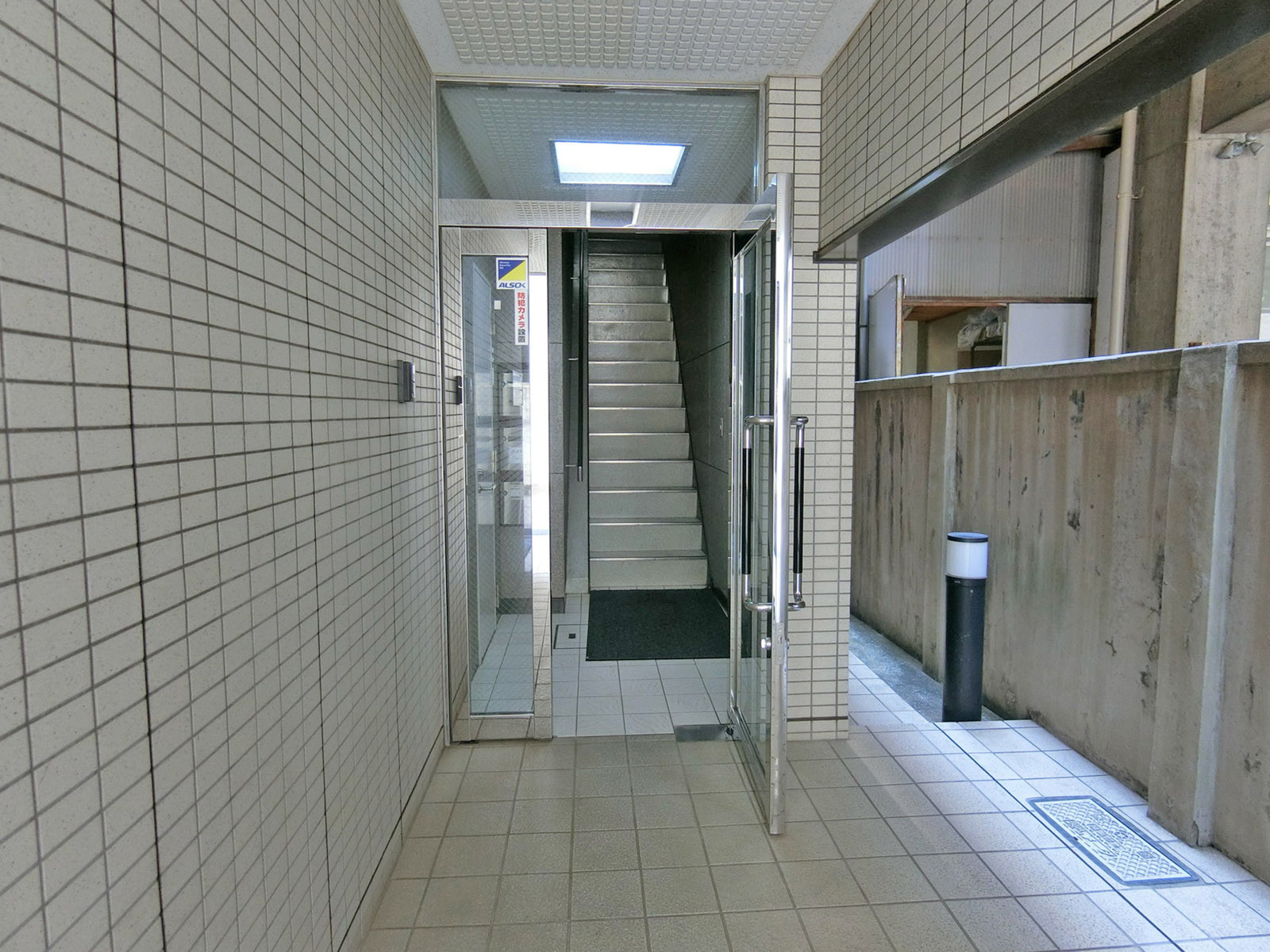 オフィスビル出入り口
