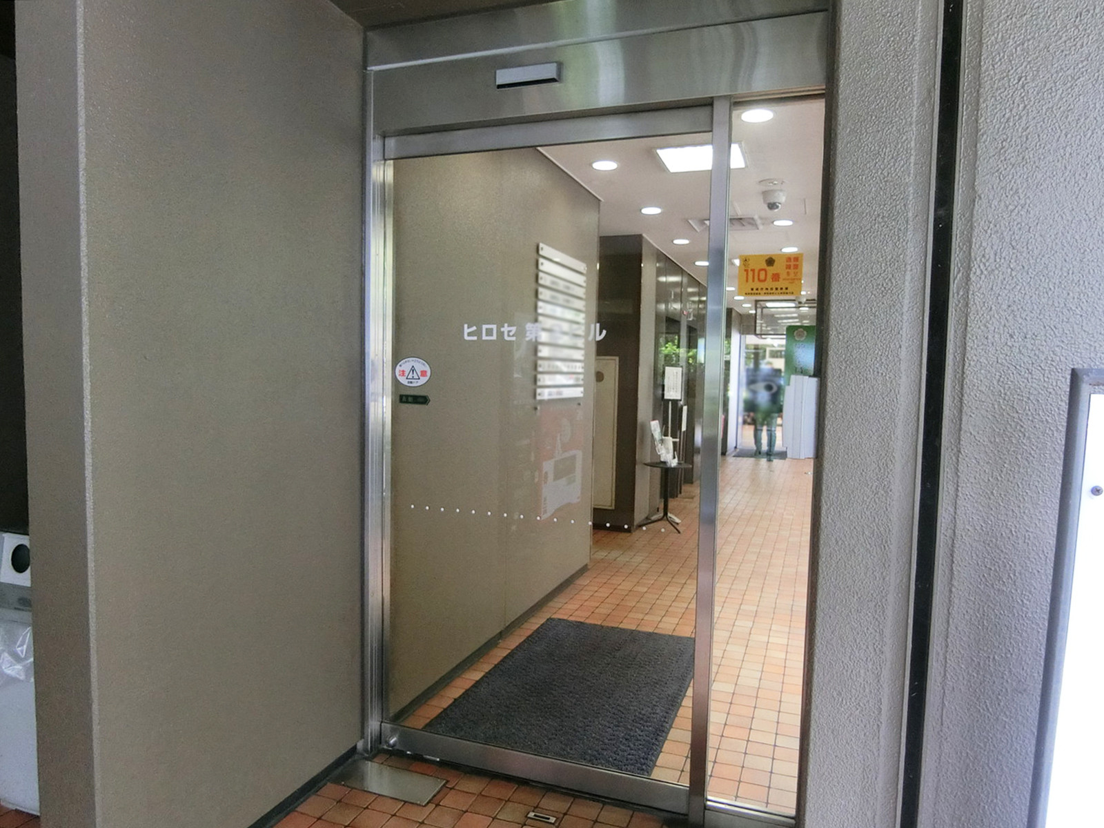 オフィスビル出入口