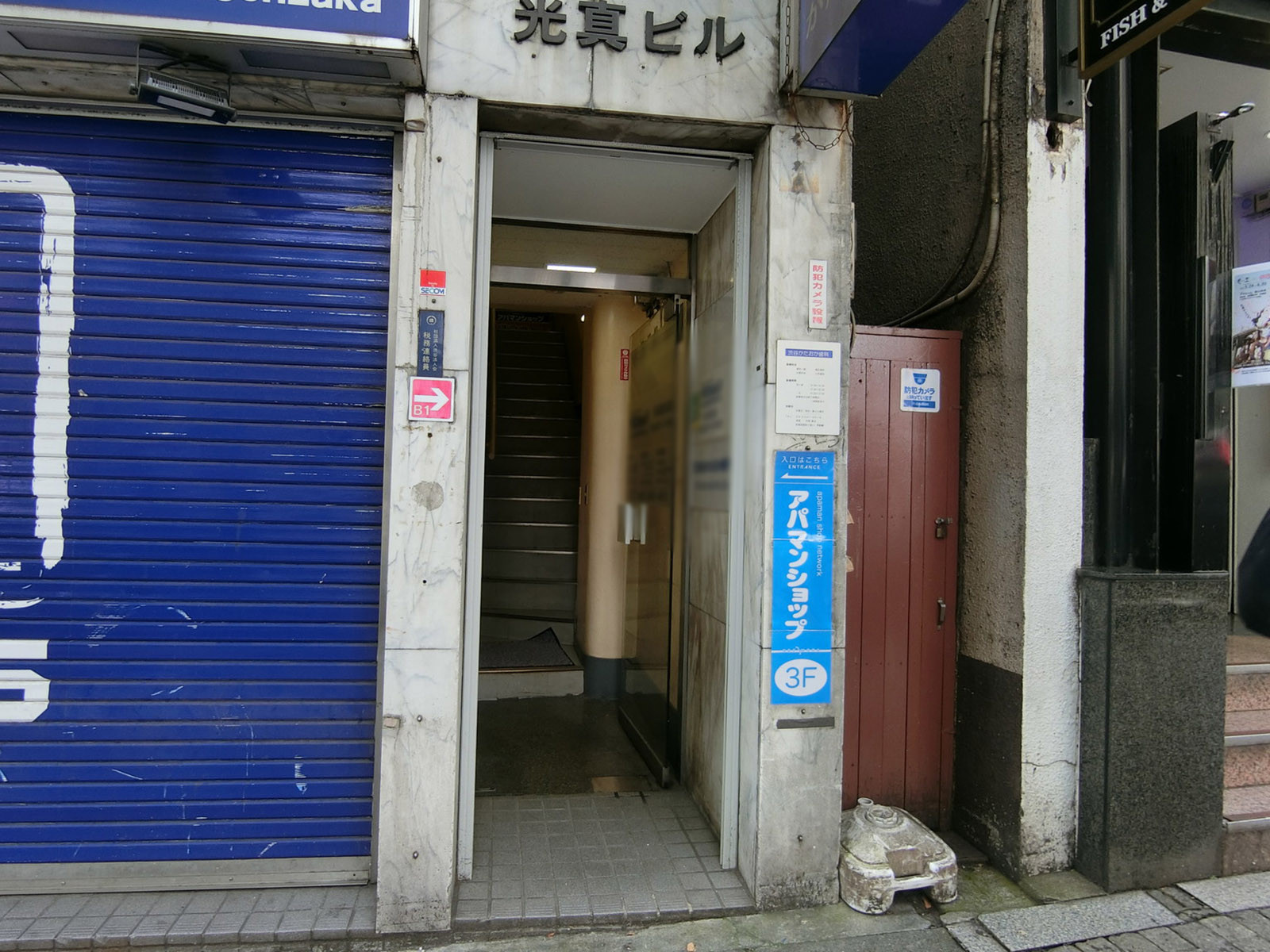 オフィスビル出入口