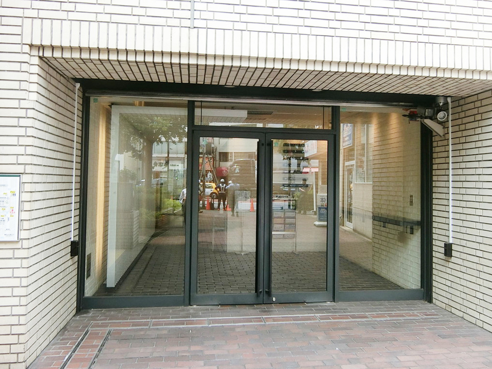 オフィスビル出入口