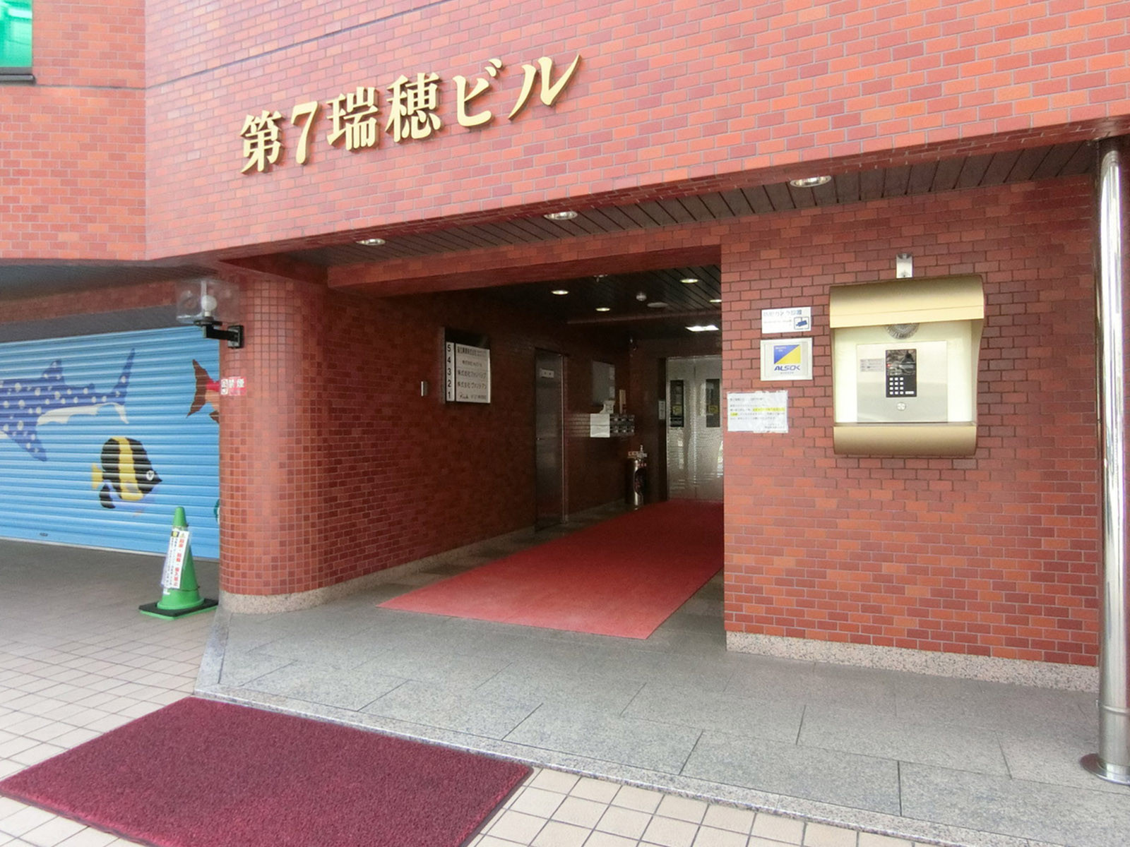 オフィスビル出入口