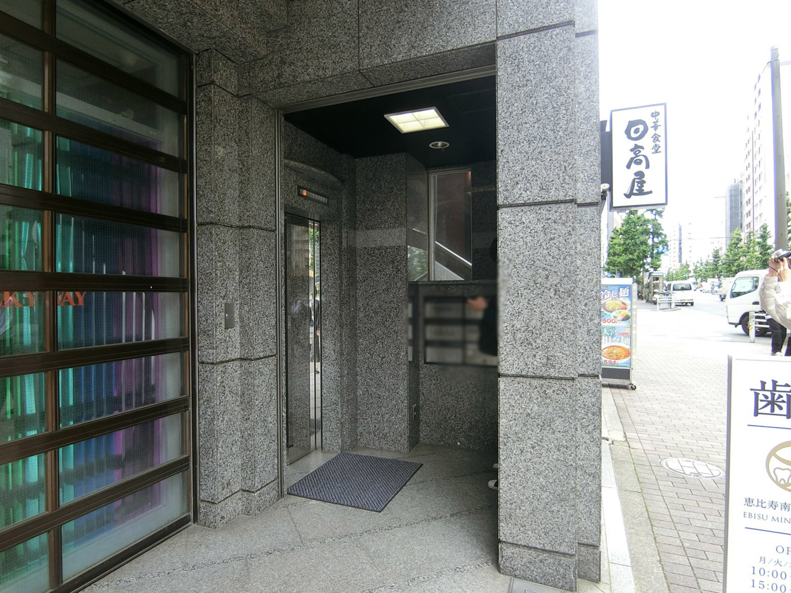 オフィスビル出入口