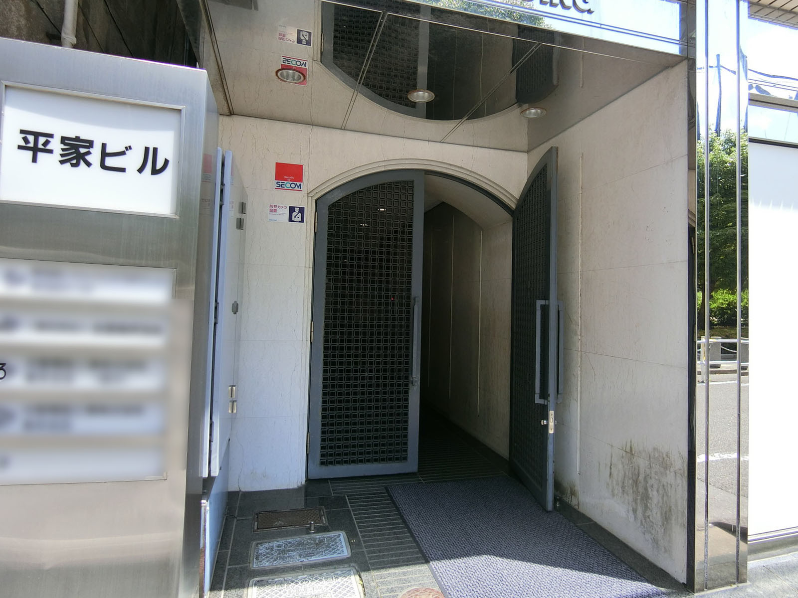 オフィスビル出入り口