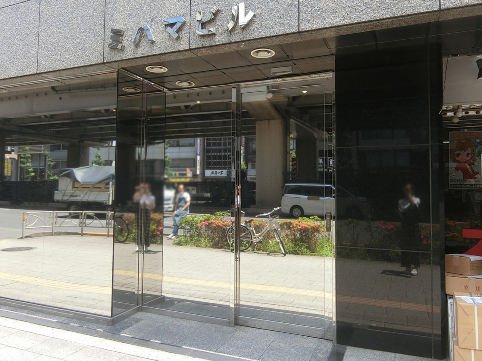 オフィスビル出入口
