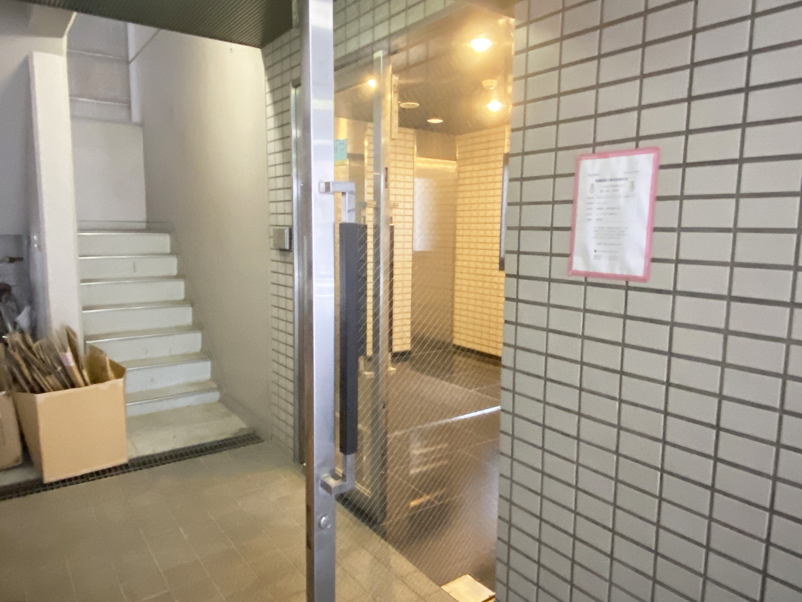 オフィスビル出入口