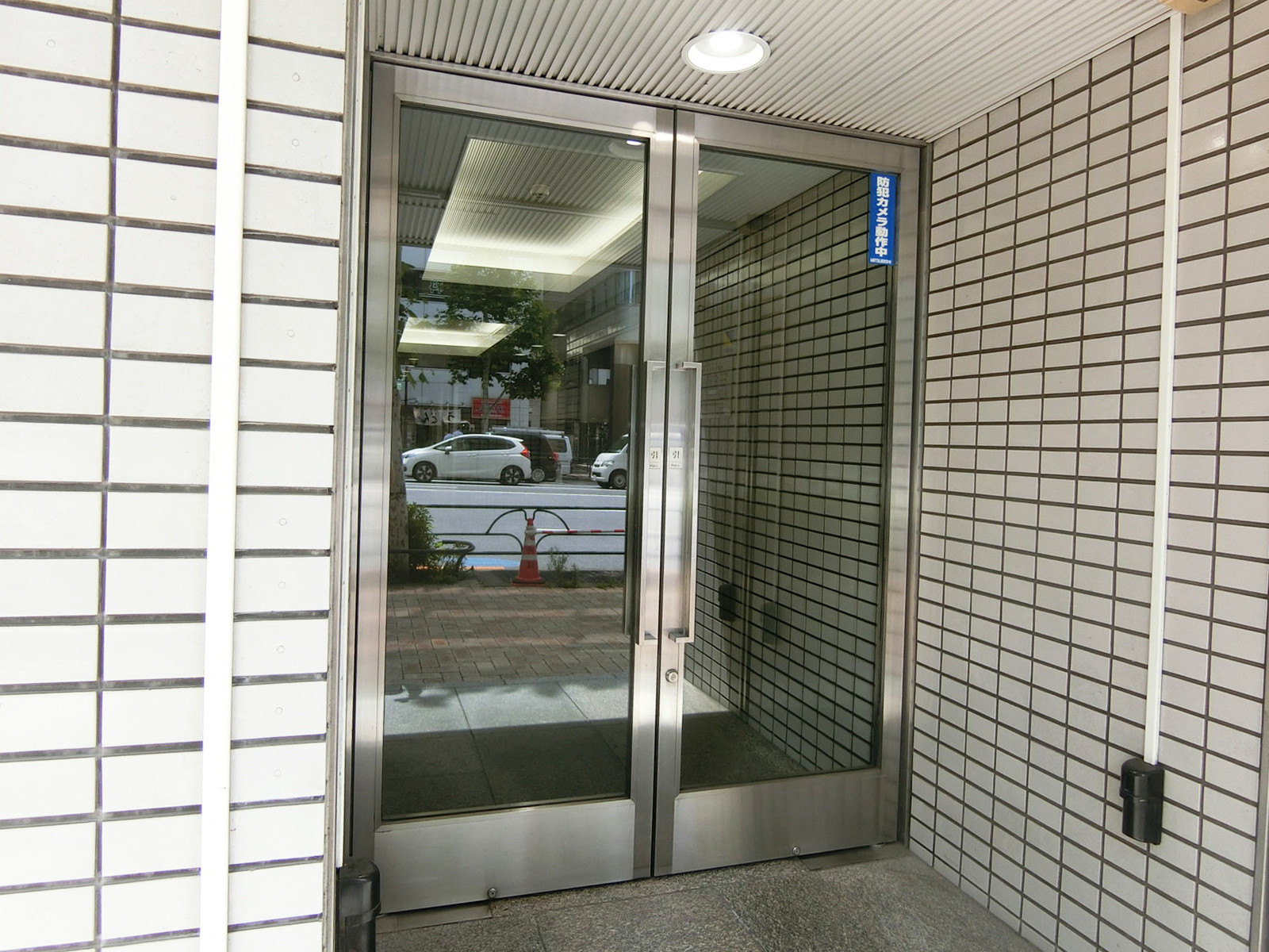オフィスビル出入口