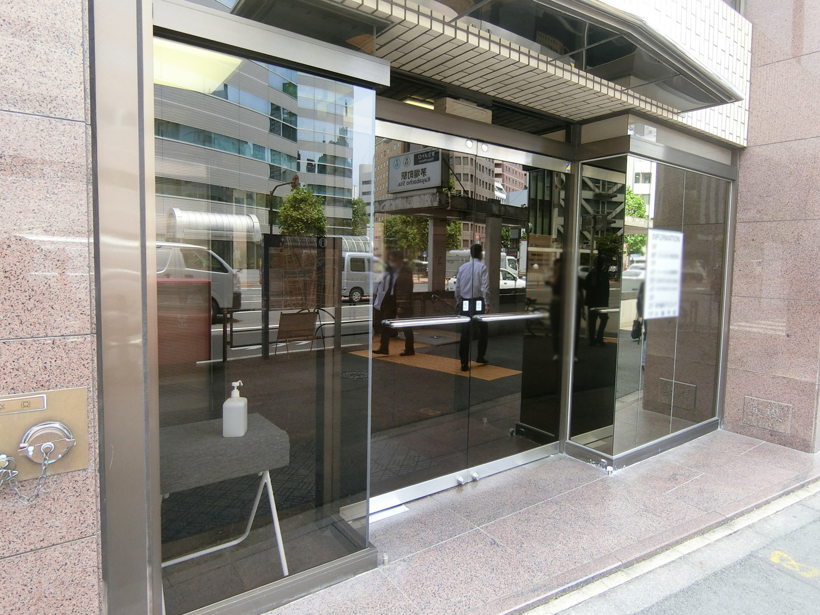 オフィスビル出入口