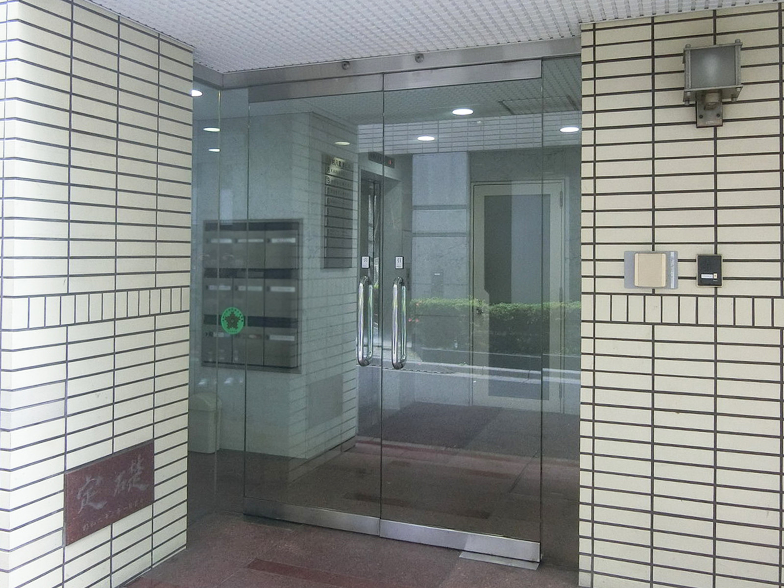オフィスビル出入口