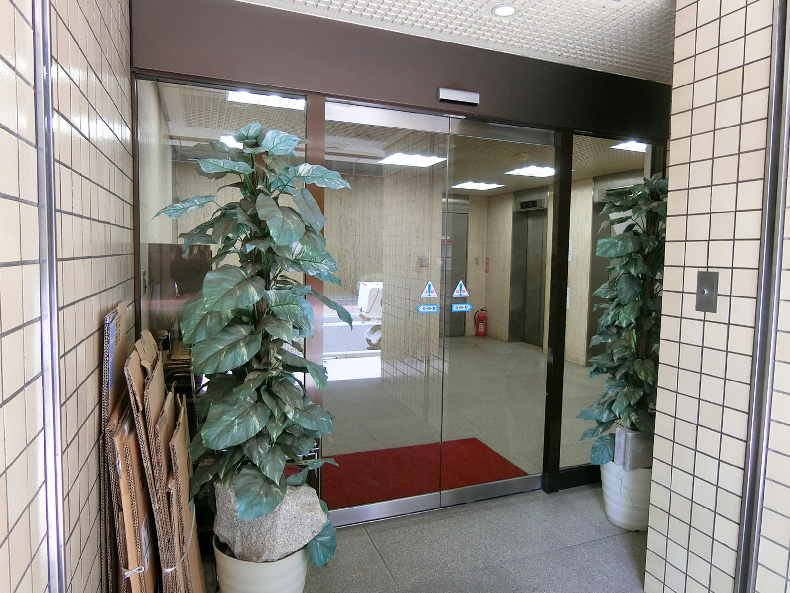 オフィスビル出入口