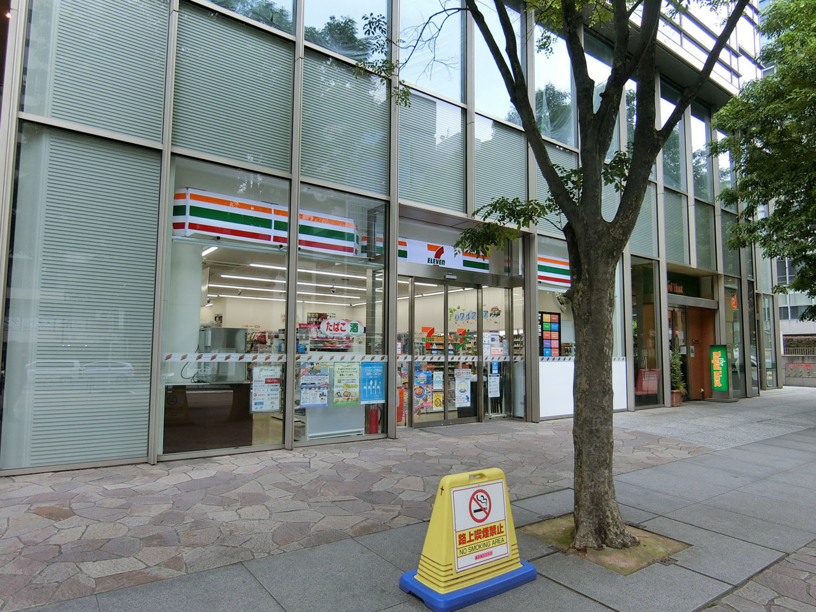 1階のセブンイレブン北の丸スクエア店