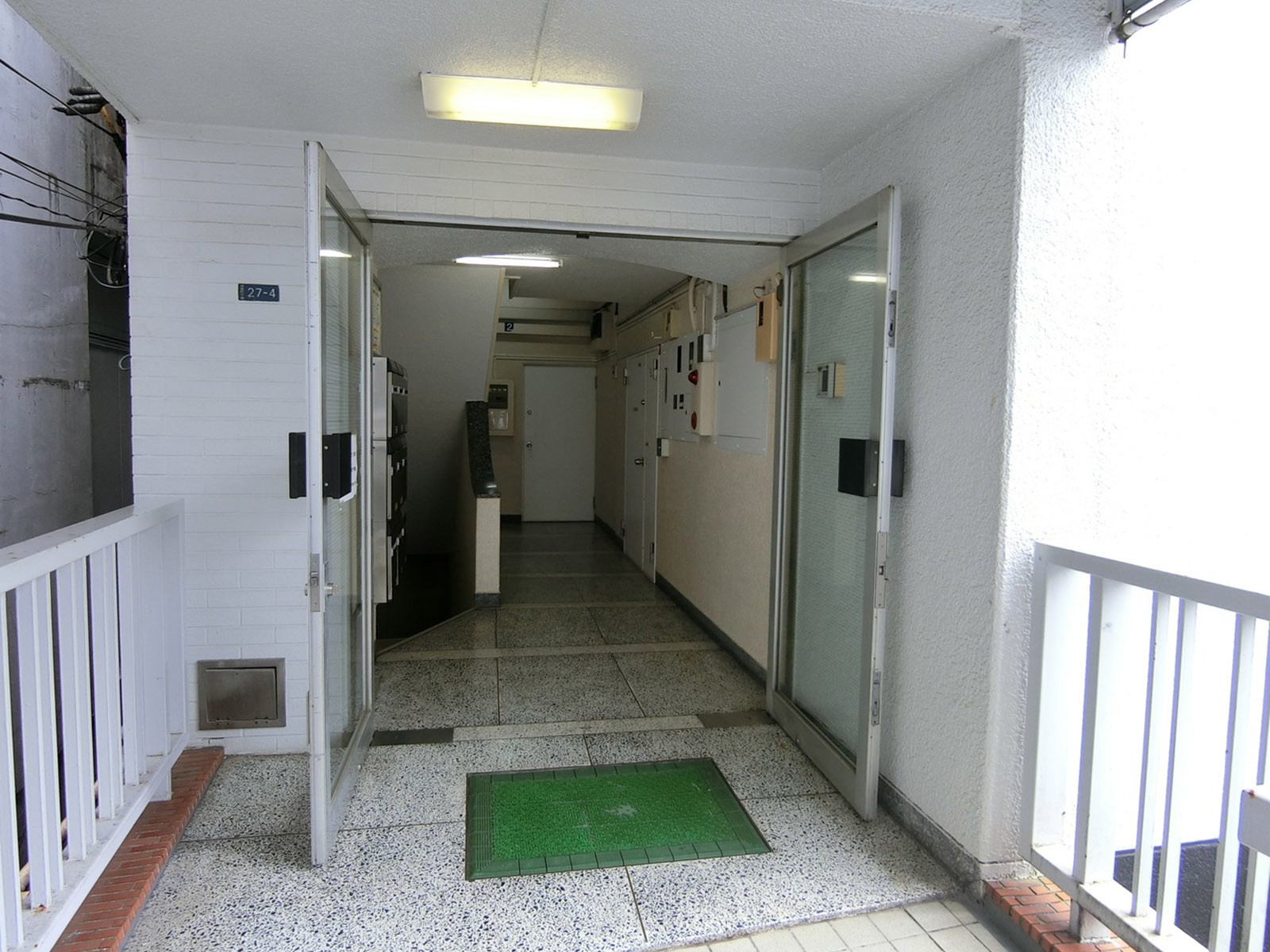 オフィスビル出入口