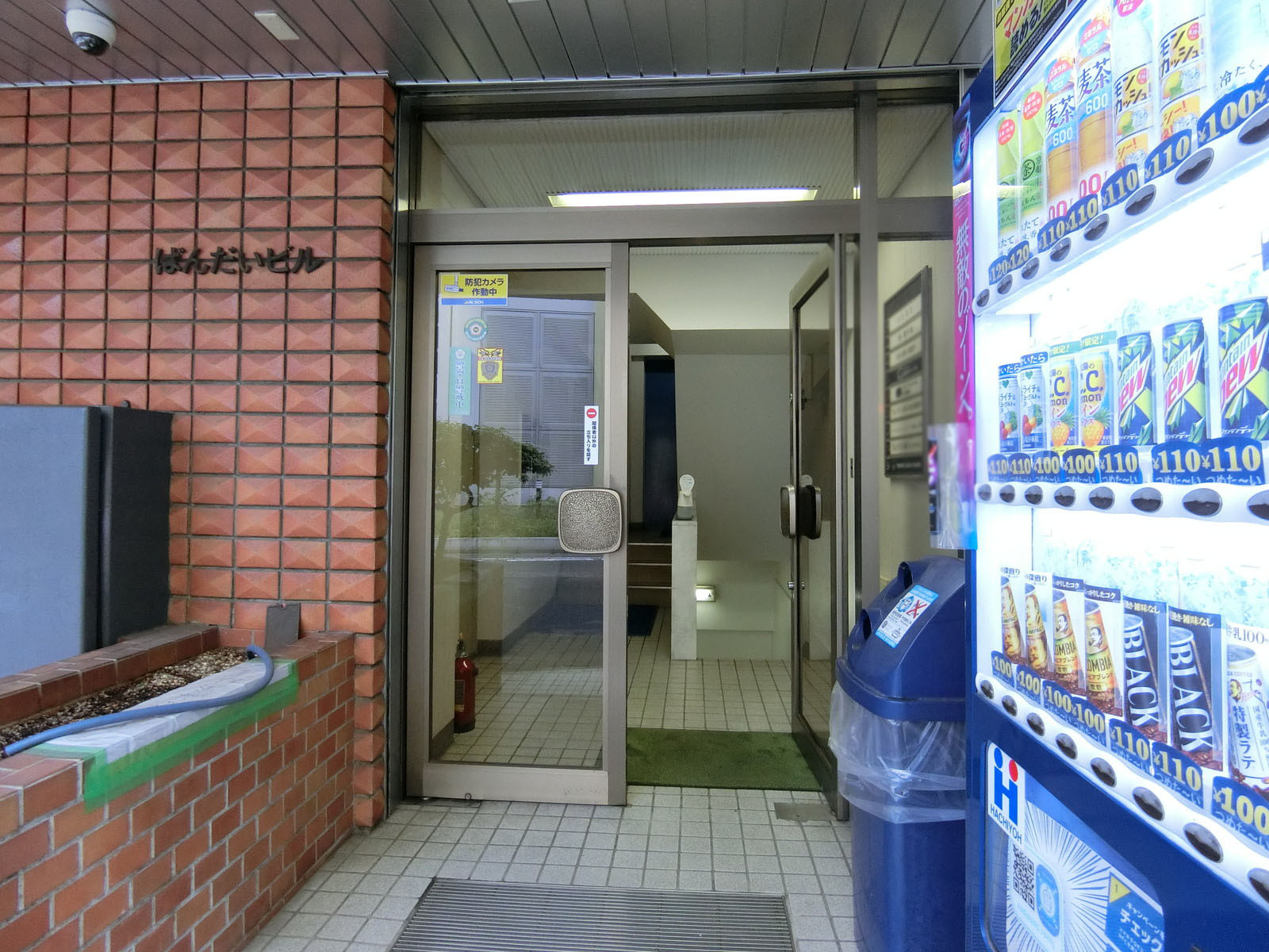 オフィスビル出入り口