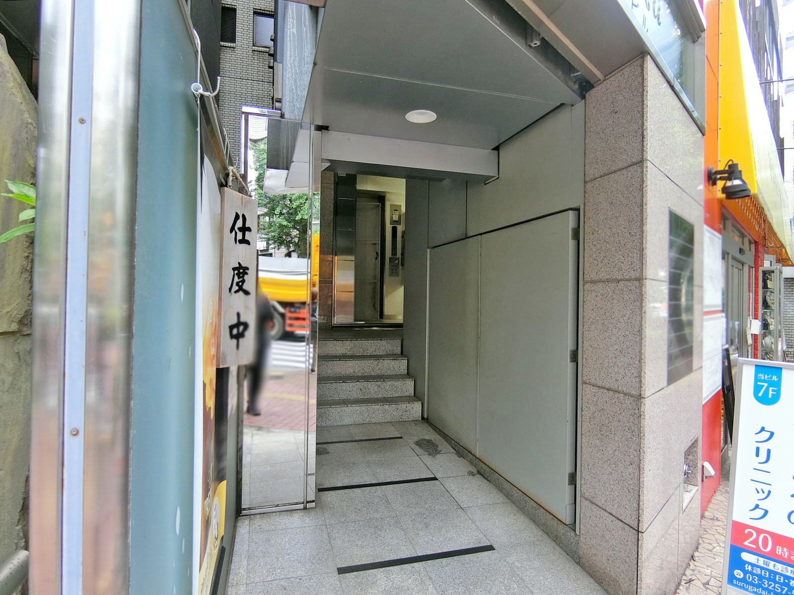 オフィスビル出入り口