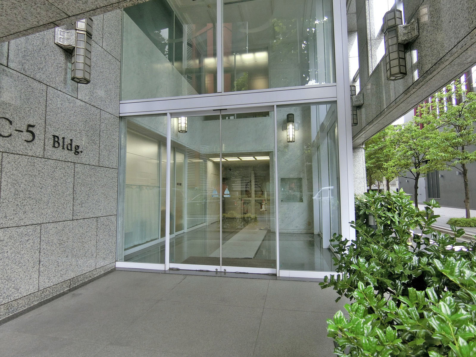 オフィスビル出入口