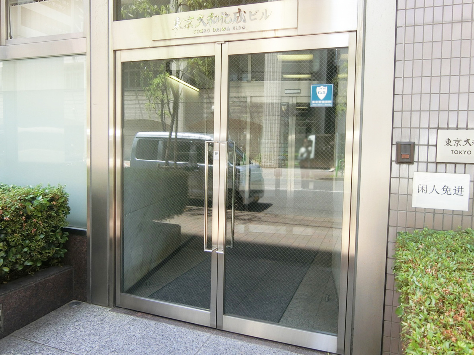 オフィスビル出入口