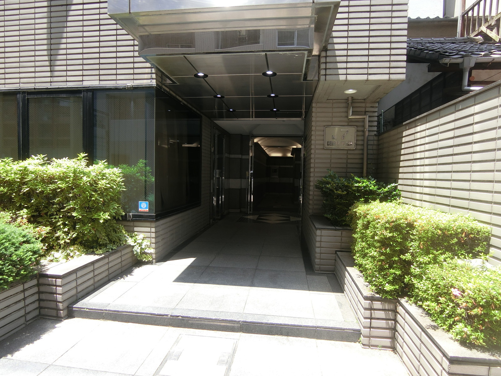 オフィスビル出入口