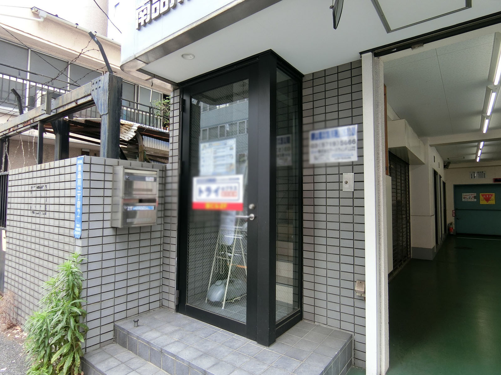 オフィスビル出入り口