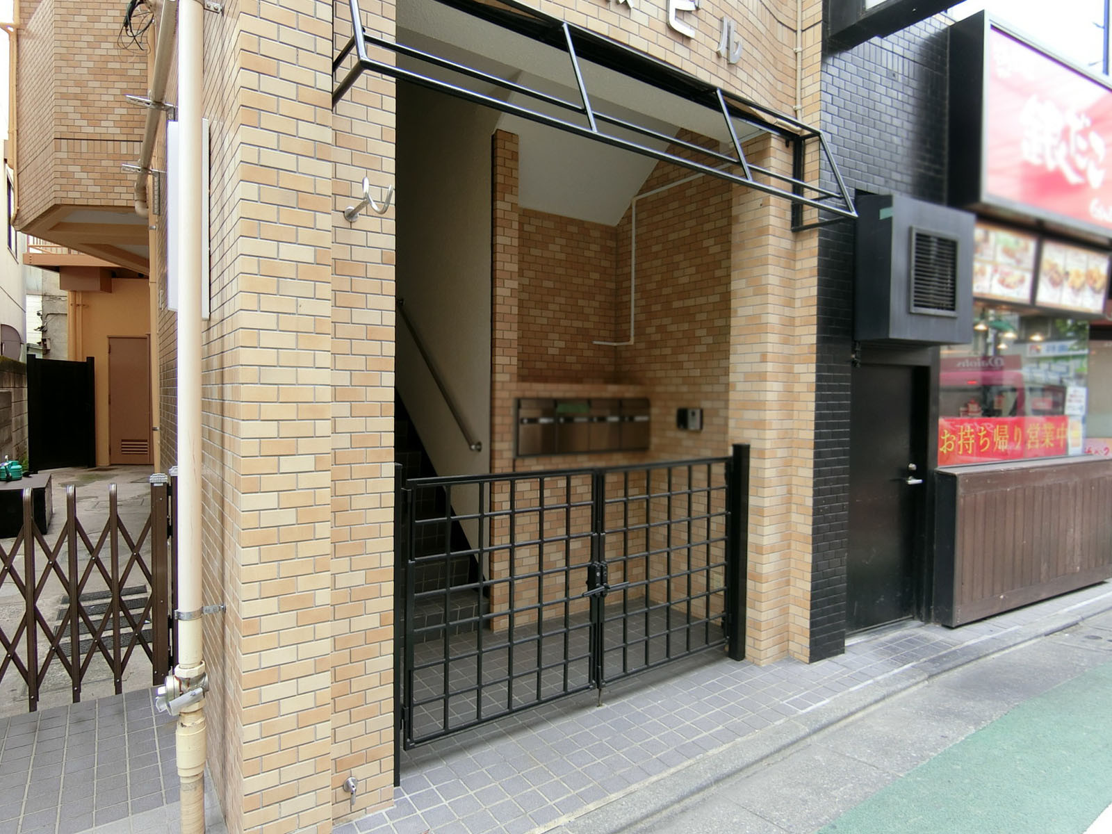 オフィスビル出入り口