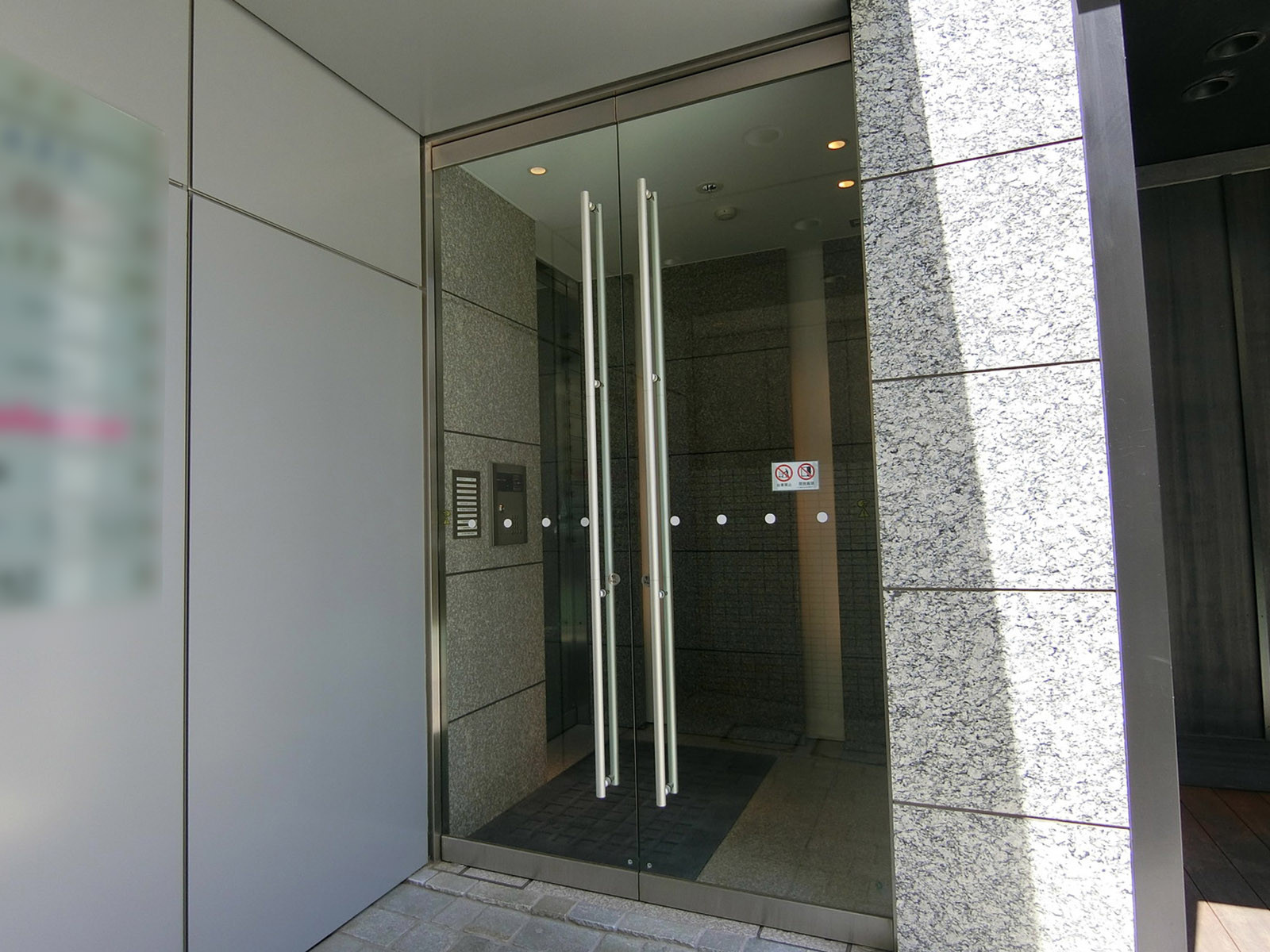 オフィスビル出入口