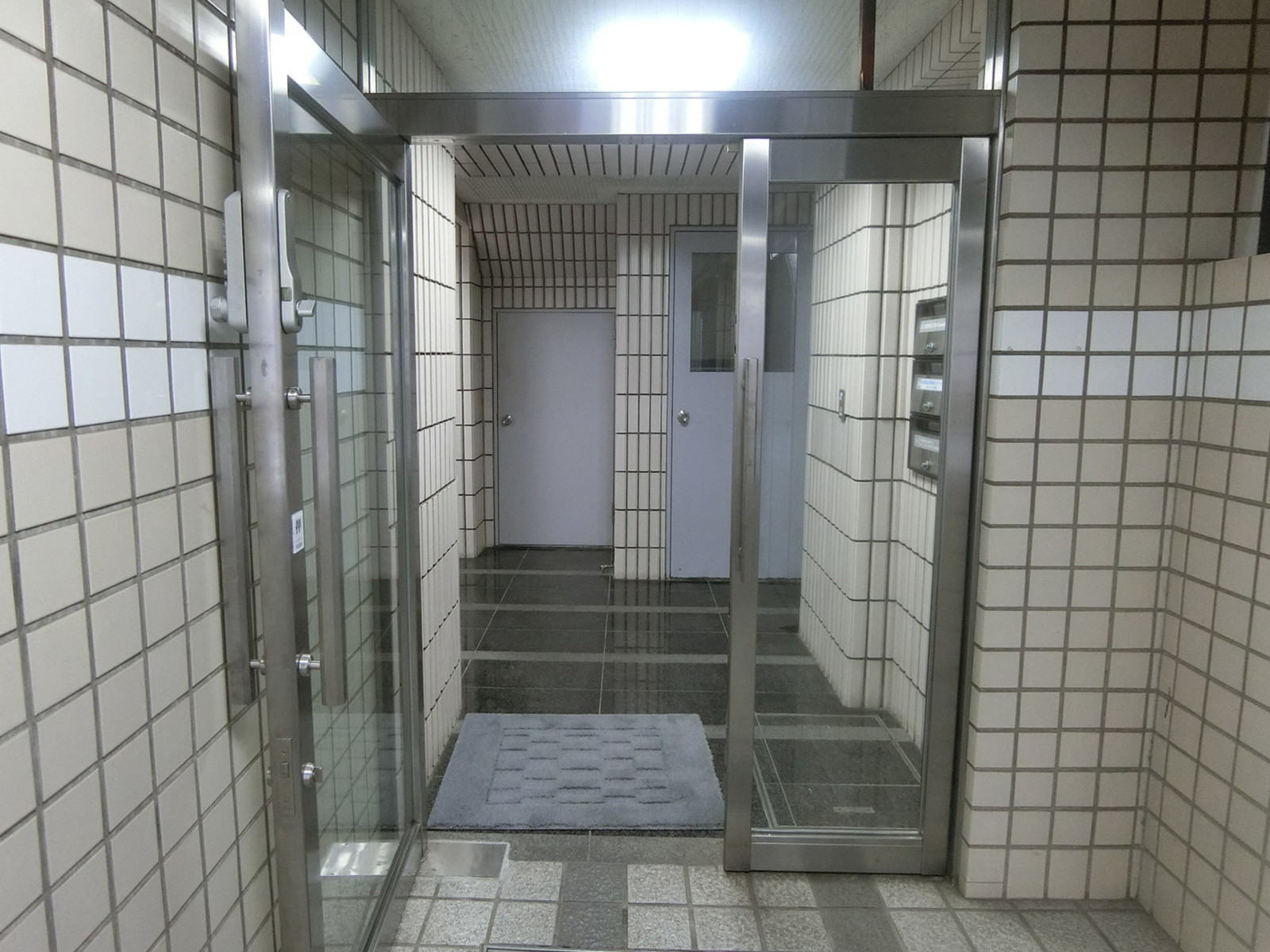 オフィスビル出入口