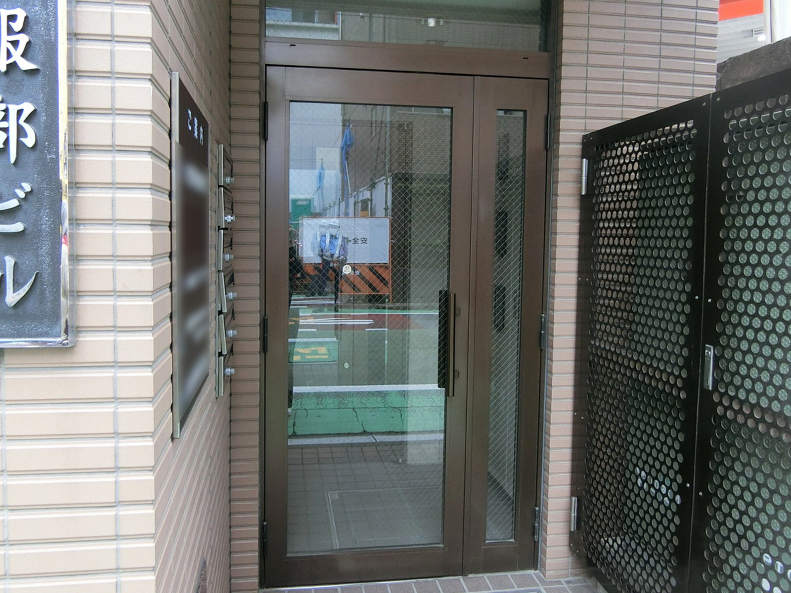オフィスビル出入口