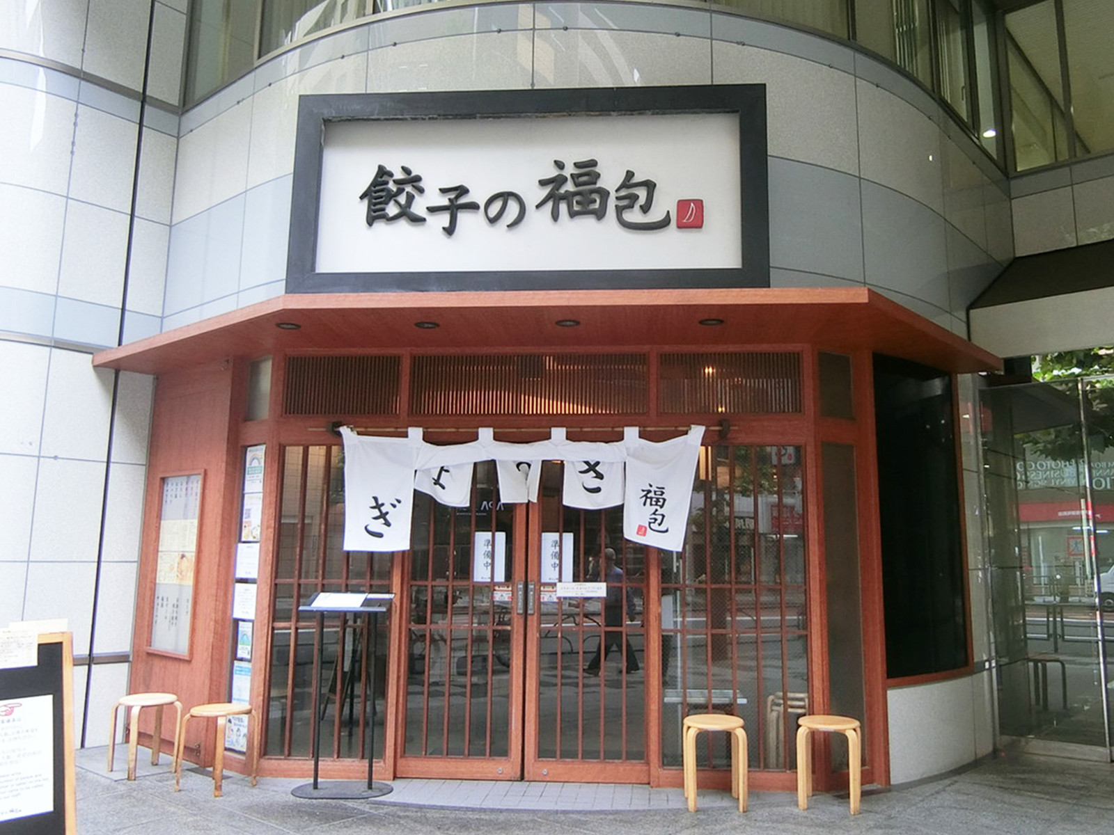 1階飲食店の様子