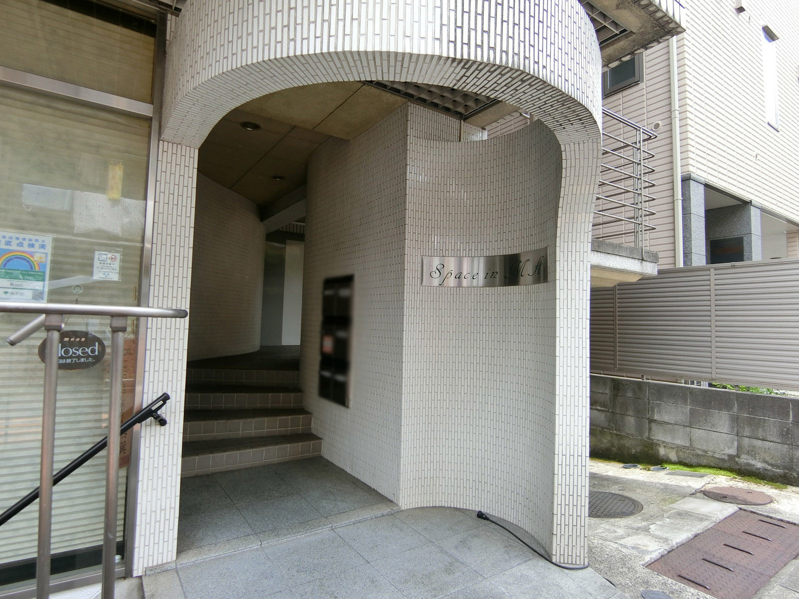 オフィスビル出入口