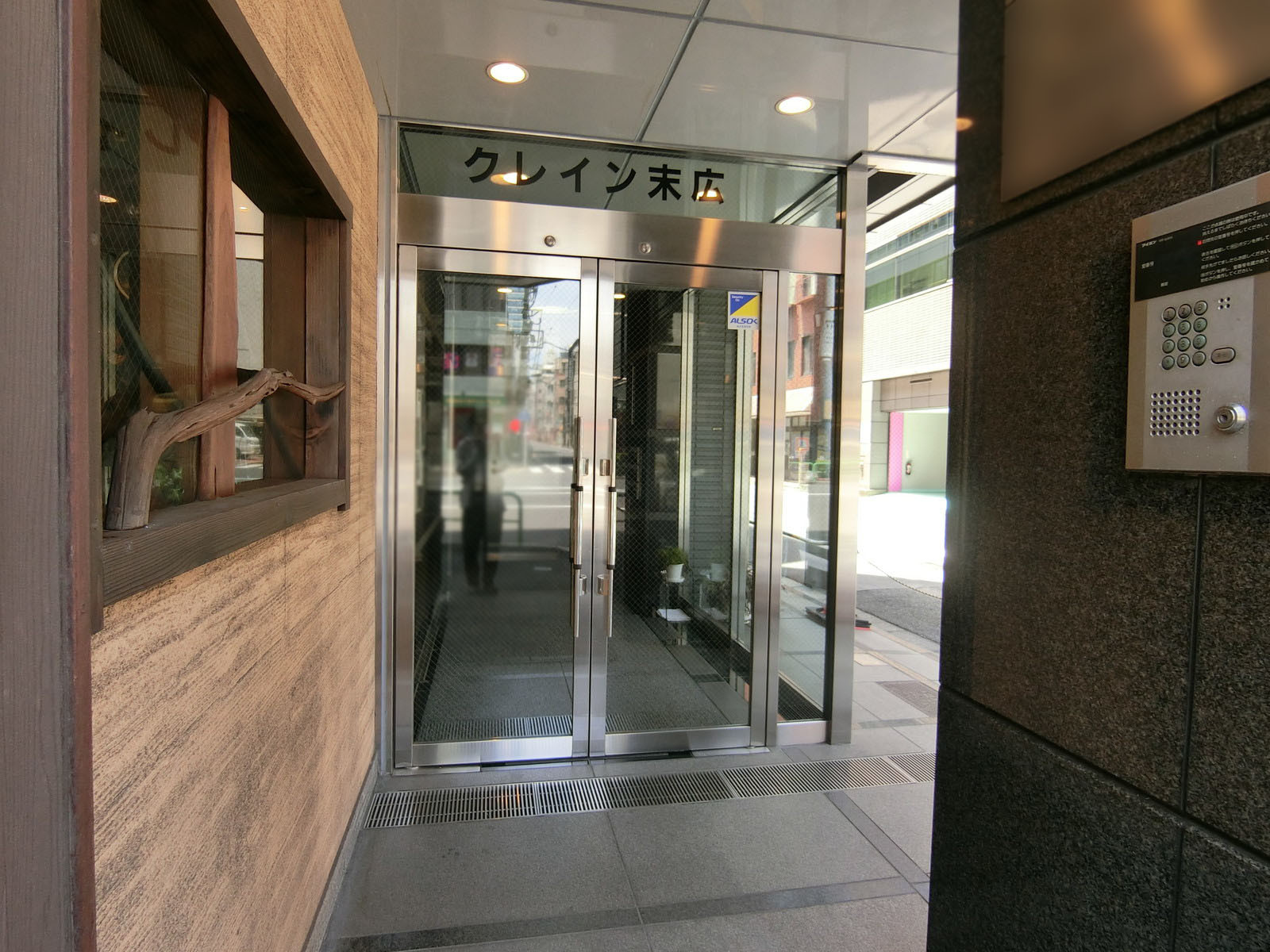 オフィスビル出入り口
