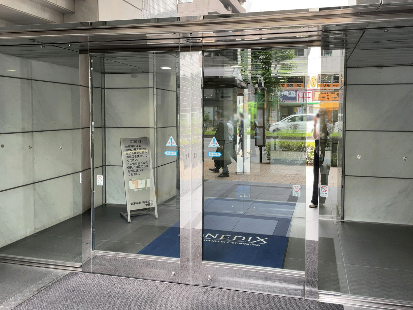 オフィスビル出入口