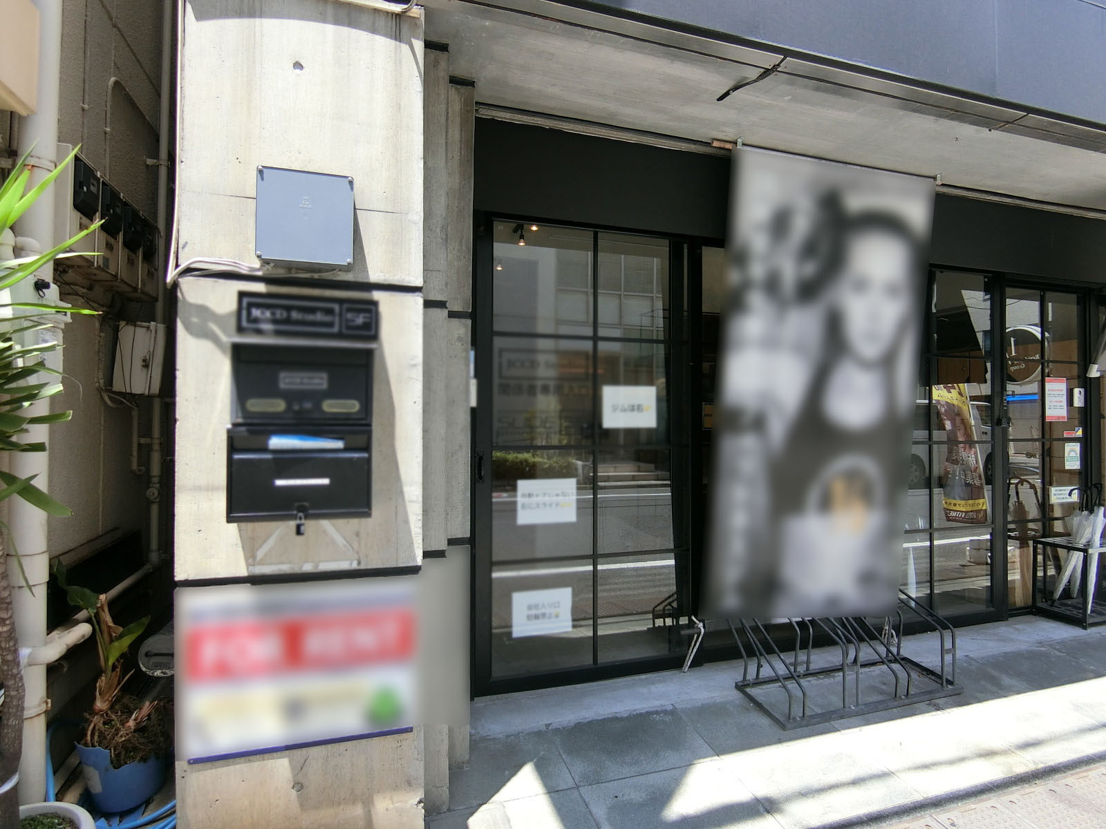 オフィスビル出入り口