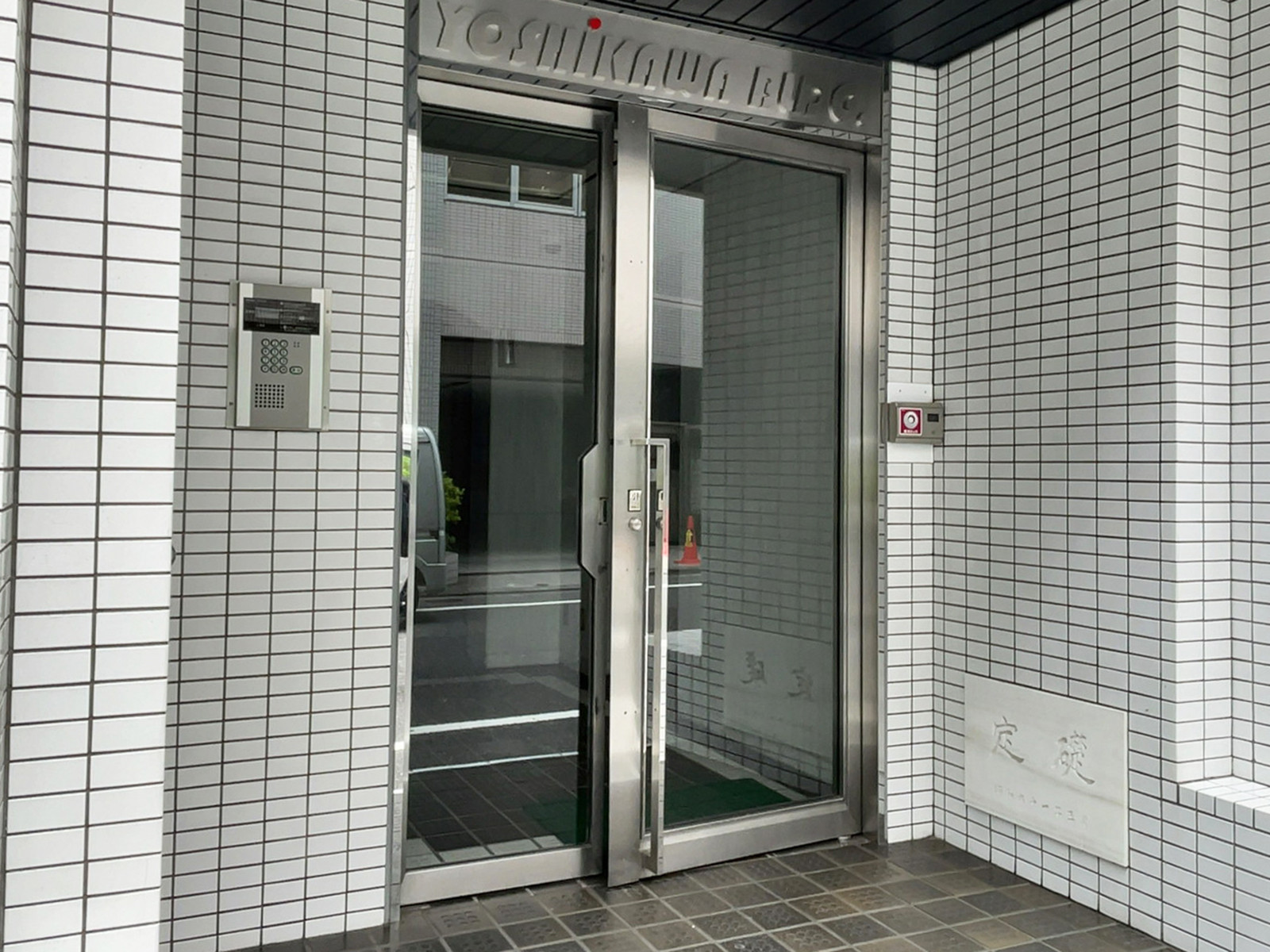 オフィスビル出入口