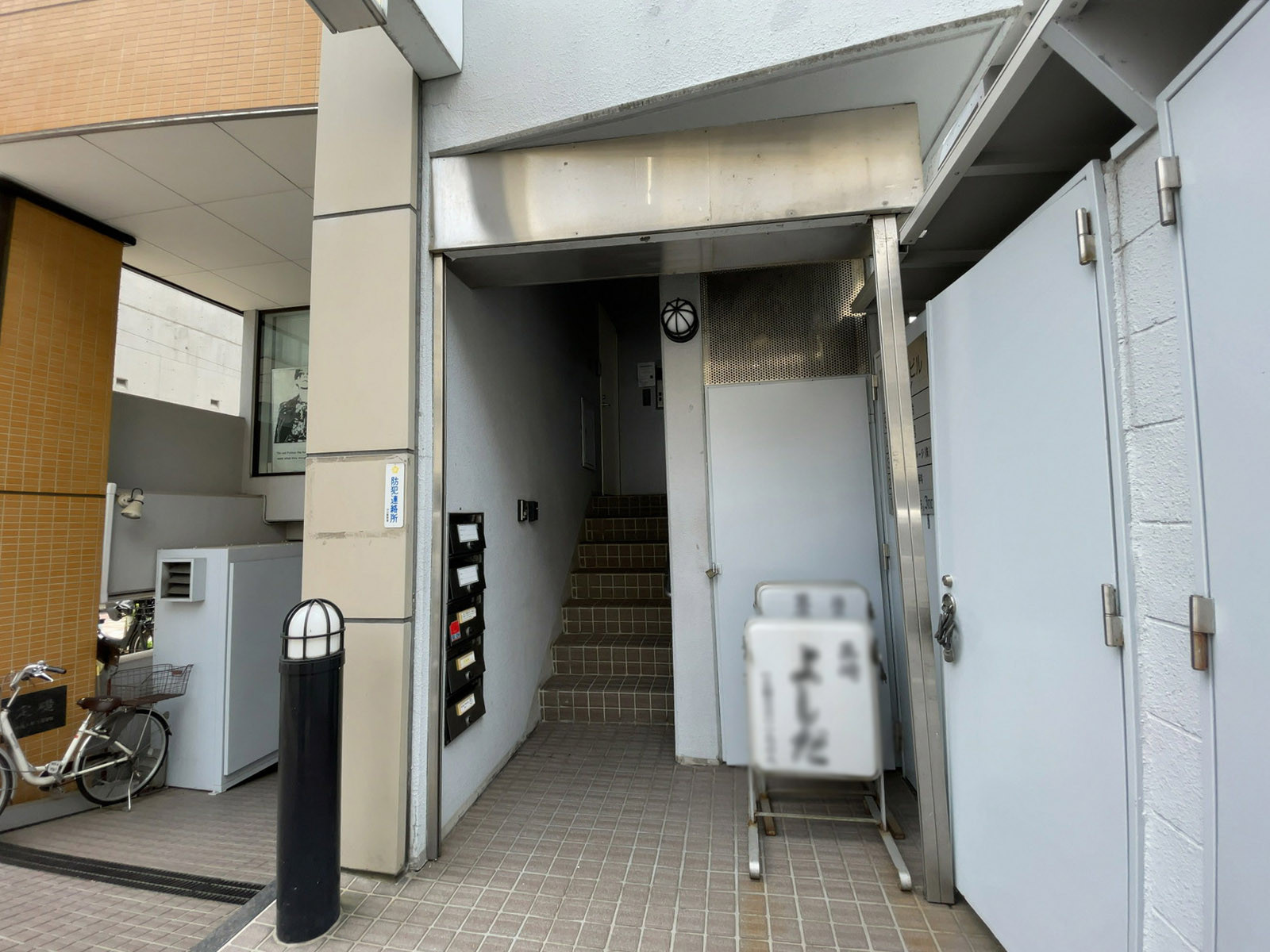 オフィスビル出入口
