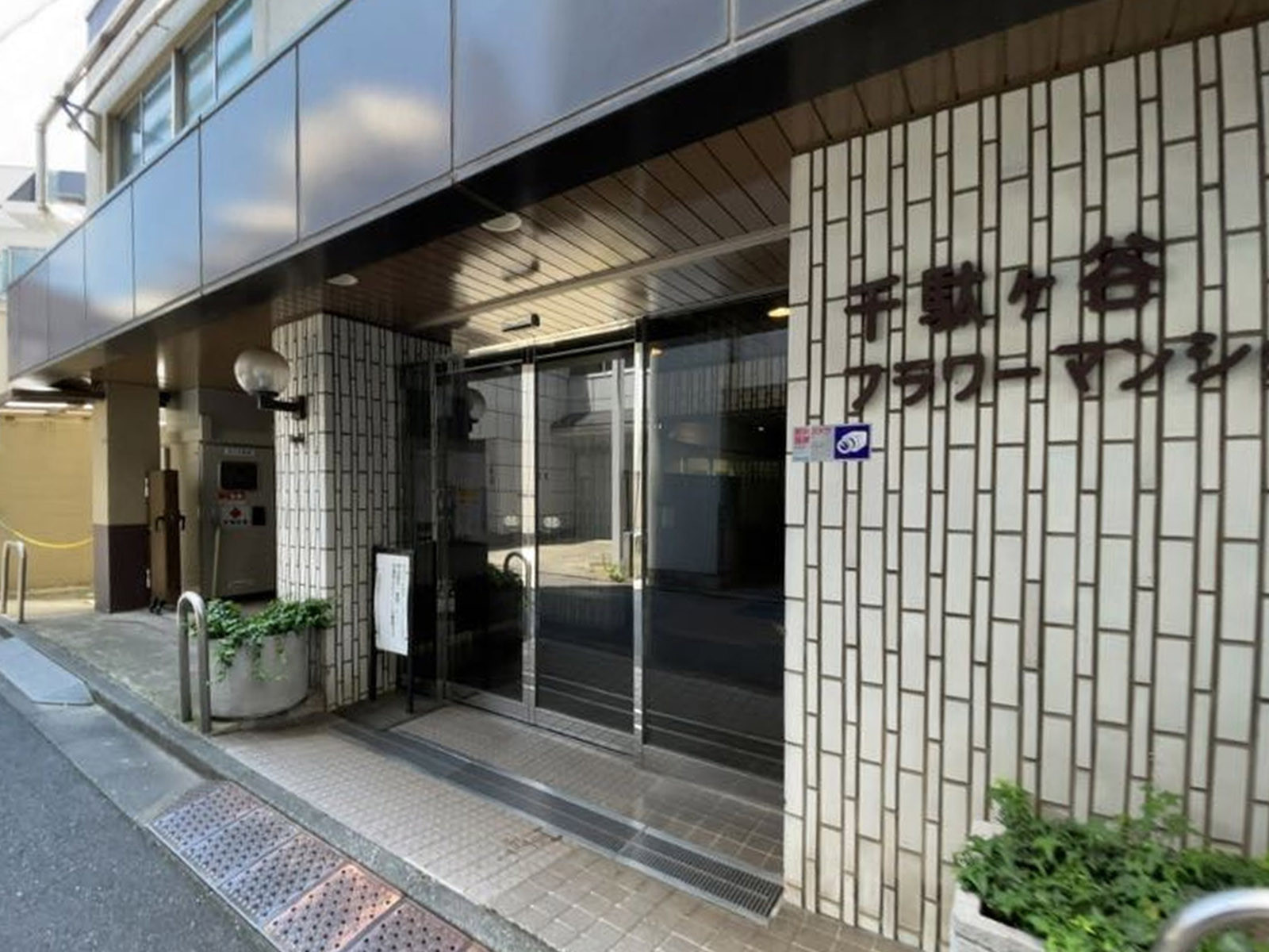 オフィスビル出入口