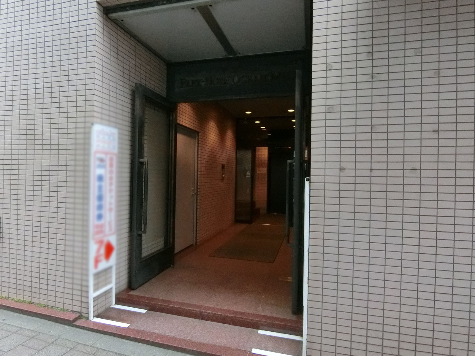 オフィスビル出入り口