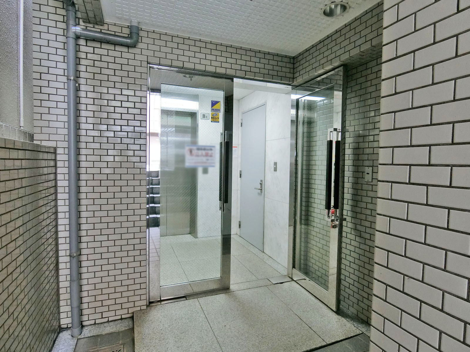 オフィスビル出入り口