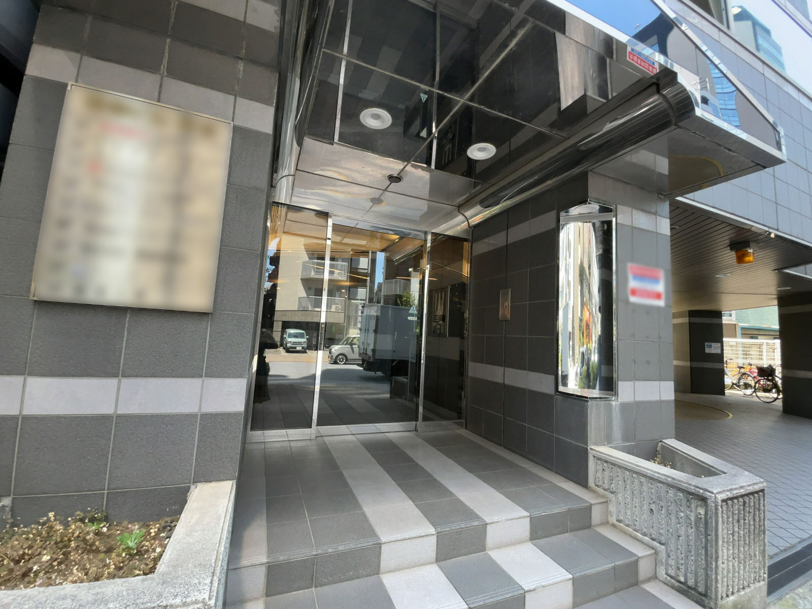 オフィスビル出入口