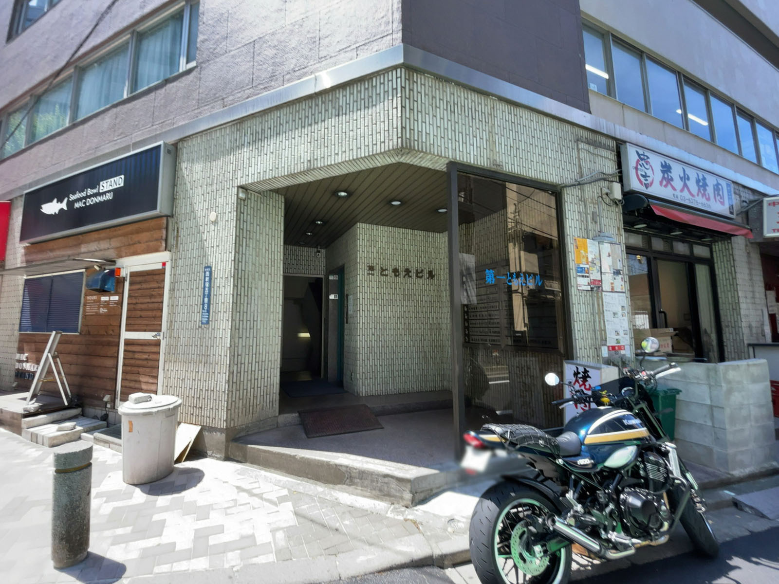 オフィスビル出入口