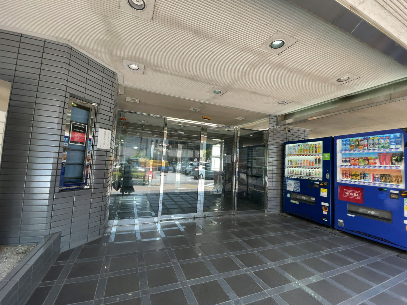 オフィスビル出入口