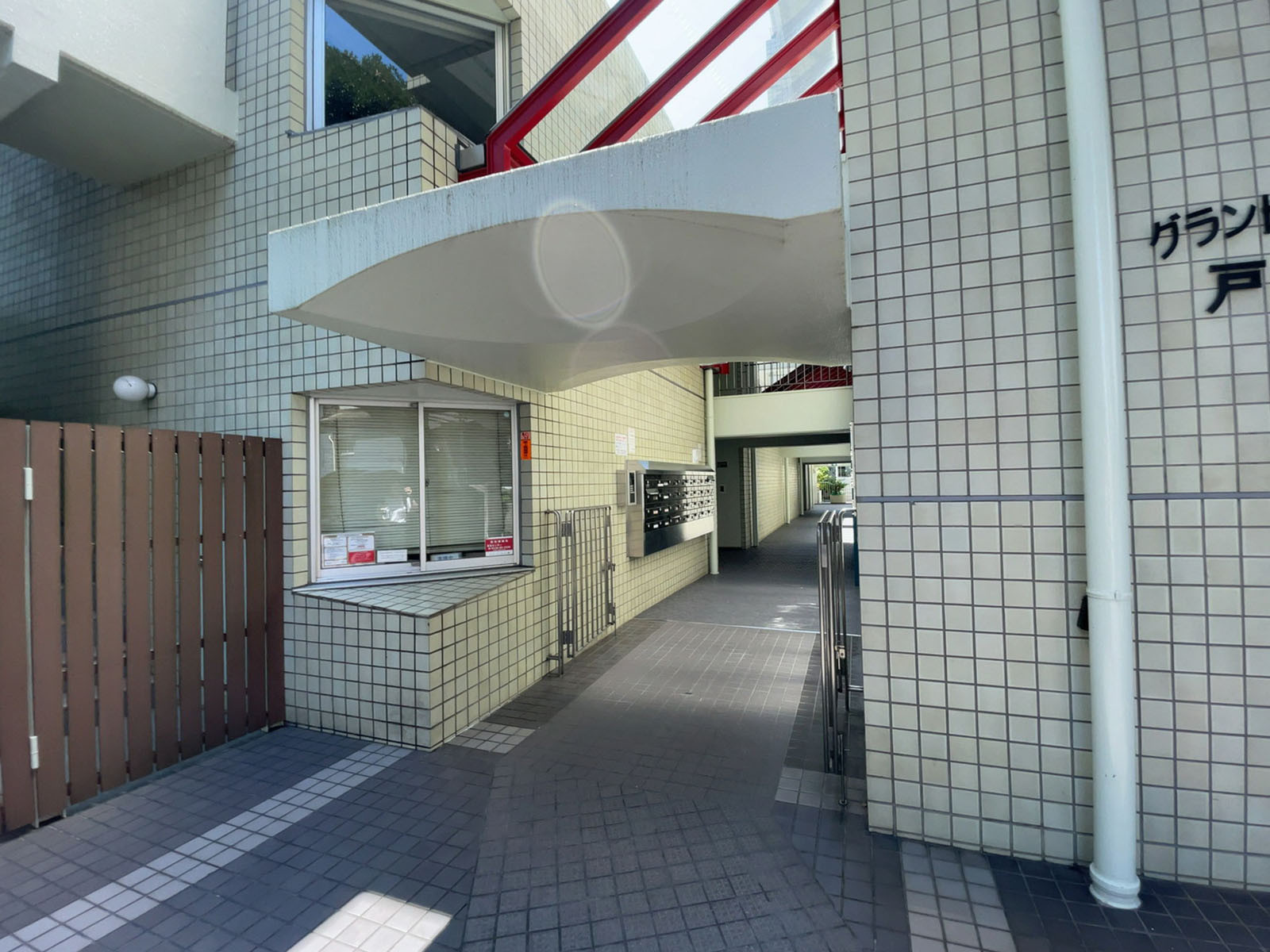 オフィスビル出入口